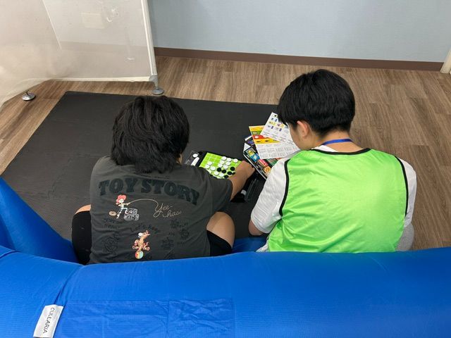 フリースペースでオセロをする様子